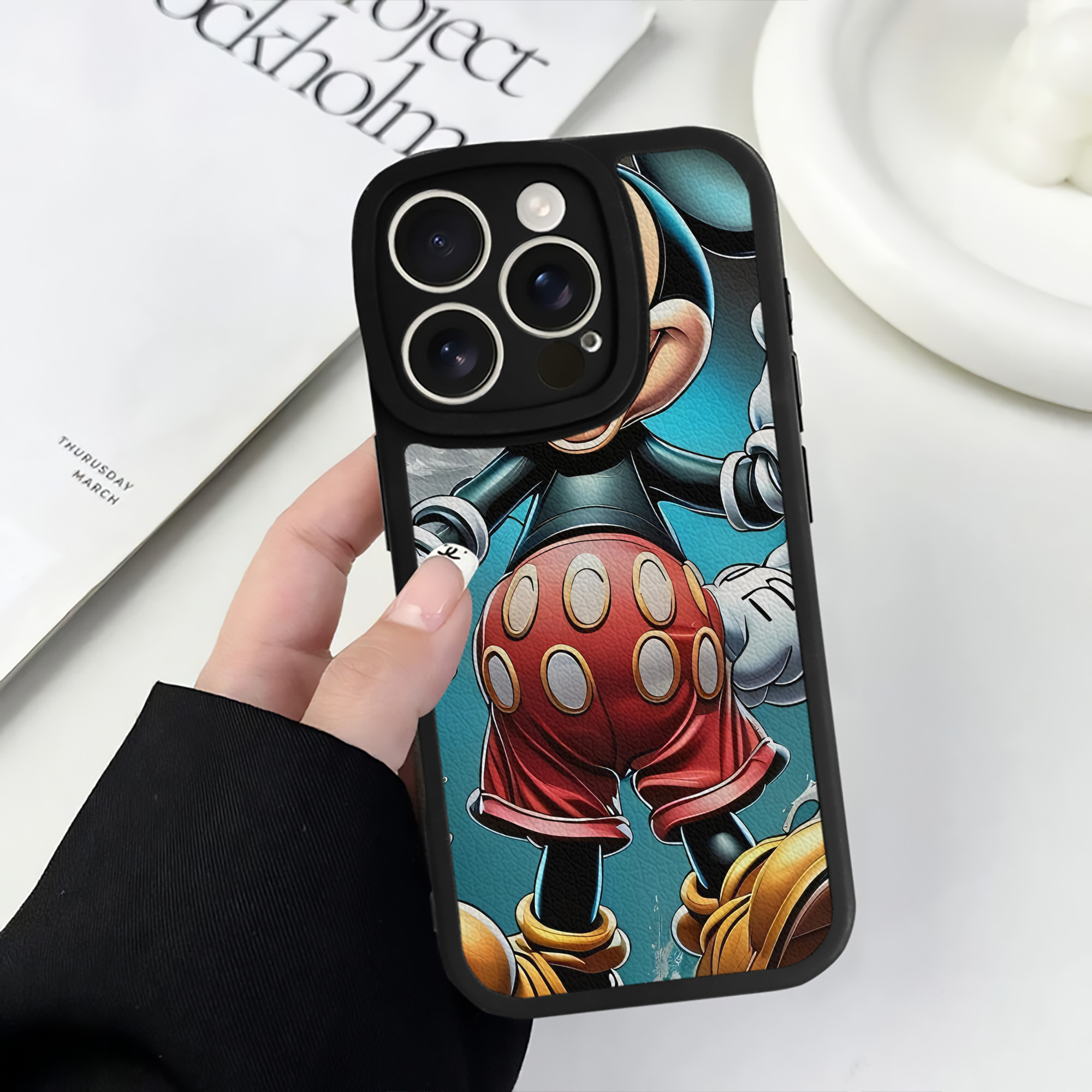 （画像用） ミッキーマウス Mickey Mouse 【iPhone 16シリーズ対応】シリコンスマホケース（レザー調） 材質：シリコン